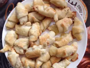 Сырные соленые рогалики со сливочным маслом