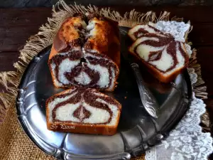Мраморный кекс с яичными белками и кокосовой стружкой