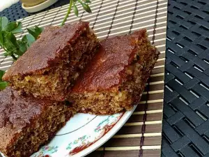 Кекс с грецкими орехами, медом и маслом