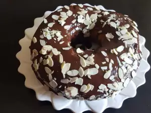 Кекс с шоколадной заливкой и миндалем