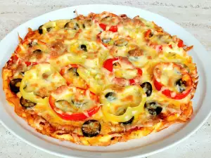 Кето-пицца с коржом из сливочного сыра и яйцами