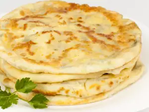 Грузинские хачапури с брынзой и желтым сыром