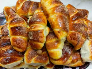 Маленькие и большие сдобные булочки