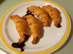 Булочки из слоеного теста с вареньем