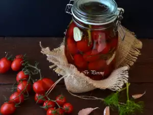 Соленые красные помидоры с укропом и чесноком