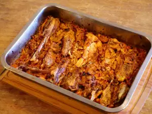 Квашеная капуста с домашней курицей в духовке