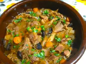 Тушеная свиная шейка с вешенкой и луком