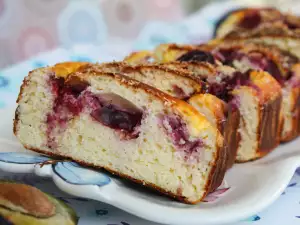 Кокосовый кекс со сливами
