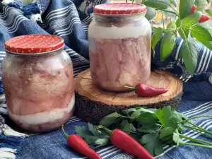 Консервированная свинина в банках