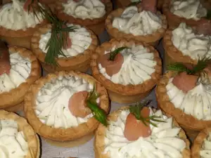 Тарталетки с семгой и сливочным сыром