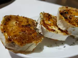 Запеченный козий сыр с медом и тимьяном