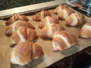 Пасхальные рогалики с ореховой начинкой