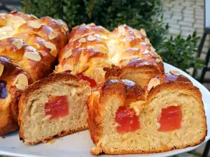 Пасхальный кулич с лукумом