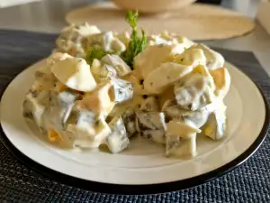Салат с кислыми огурчиками и яйцами
