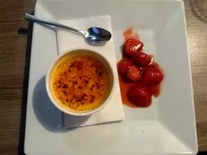 Крем брюле со сливками и клубникой