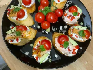 Кростини со сливочным сыром, семгой и помидорками черри