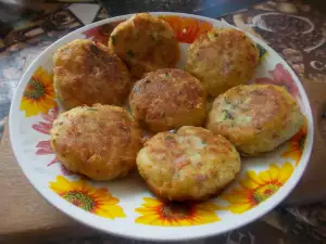 Картофельные котлеты с ветчиной и сыром