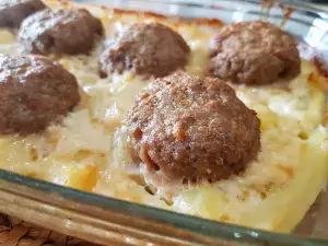 Фрикадельки с картофелем, сливками и плавленым сырком в духовке