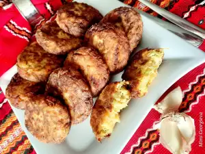 Жареные вегетарианские котлеты из кабачков