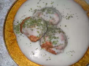 Фрикадельки с белым соусом в духовке.