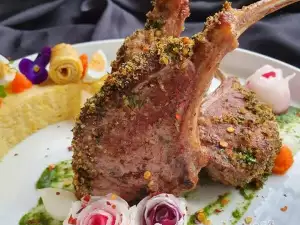 Отбивные из ягнятины с хрустящей корочкой и качамаком
