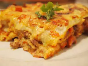 Лазанья с белым и красным соусом