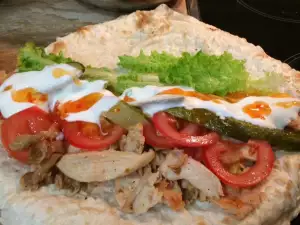 Лаваш с куриным мясом, чесноком и сладко-острым соусом