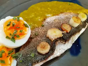 Сибас на сковороде с соусом из лука порея и шафрана