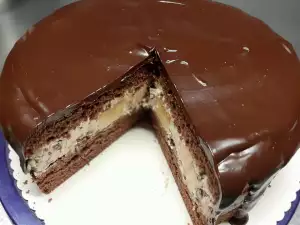 Шоколадный торт с большим количеством крема