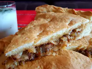 Пирог с репчатым луком с кусочками мяса