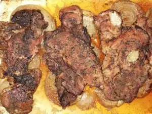 Стейки из свинины на подушке из лука