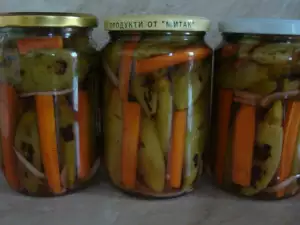 Маринованный острый перчик с морковью