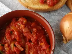 Летнее блюдо с помидорами и луком