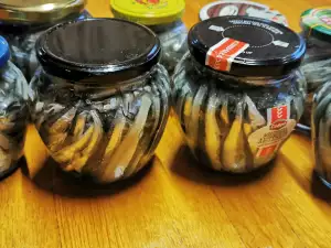 Анчоусы маринованные в банках
