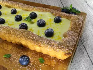 Масляный пай с лимонным кремом и черникой
