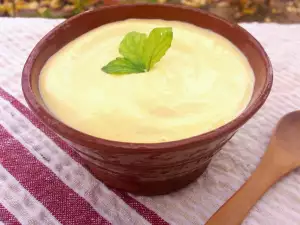 Домашний майонез оливковым маслом и листьями миниатюрной рукколы