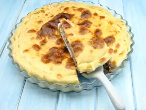 Луковый пирог с мясным фаршем и помидорами