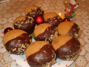 Склеенное медовое печенье с джемом и шоколадом