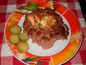 Мясное гнездышко с яйцами, солеными огурцами и сливочным сыром