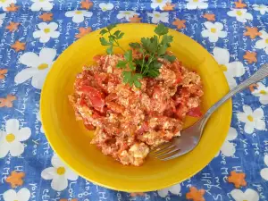 Яйца с помидорами и луком