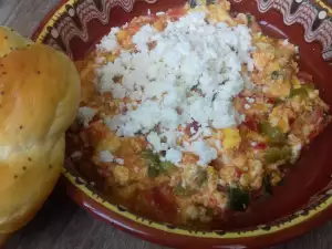Яичница миш маш с брынзой и луком на сковороде