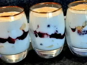 Молочный десерт с печеньем Дамские пальчики и черничным вареньем