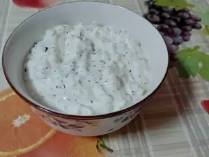 Молочный салат с кабачками и укропом