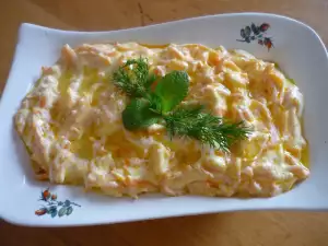 Морковный салат с заправкой из майонеза и кислого молока