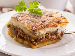 Греческая мусака под соусом бешамель