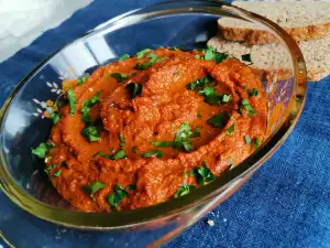 Арабская закуска Мухаммара с печеным перцем и грецкими орехами