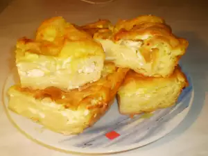 Слоеная баница со сливочным маслом и лимонадом