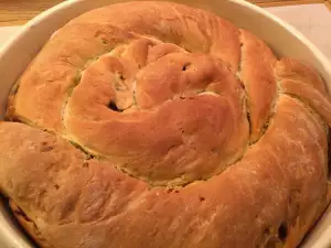 Скрученный луковый пирог с мясным фаршем