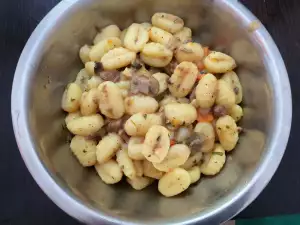 Ньокки с соусом из курицы и грибов