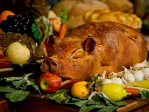 Запеченный поросенок, фаршированный ветчиной и грибами